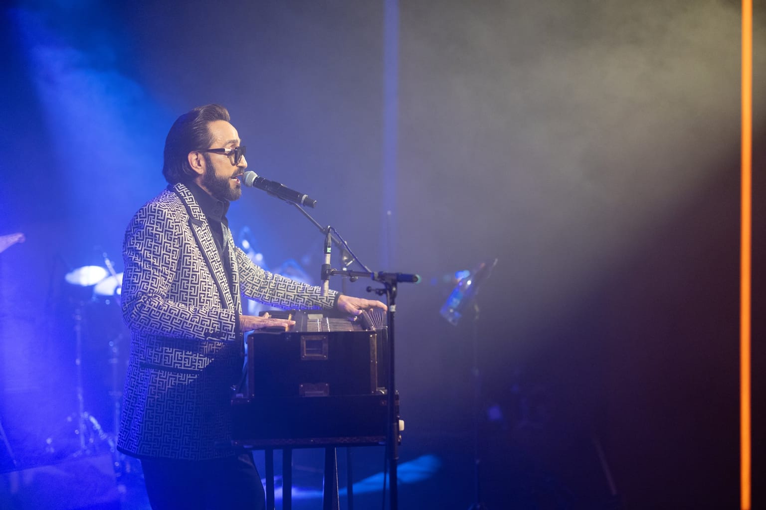 Habib Qaderi performing on stage